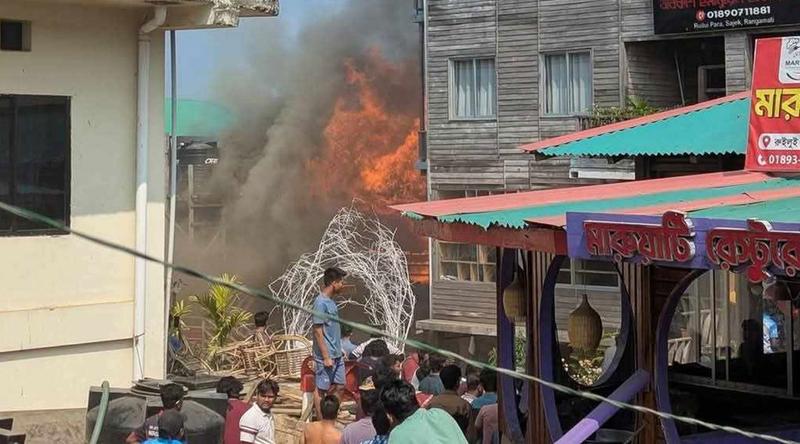 আড়াই ঘণ্টায়ও নিয়ন্ত্রণে আসেনি সাজেকের আগুন