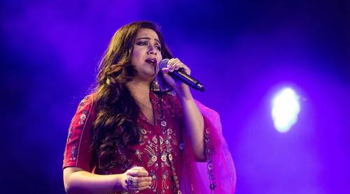 নিজের গাওয়া ‘চিকনি চামেলি’ গান নিয়ে লজ্জা হয় শ্রেয়ার