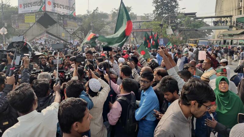 বিডিআর হত্যাকাণ্ডের পুনঃতদন্তের দাবিতে শাহবাগে অবরোধ