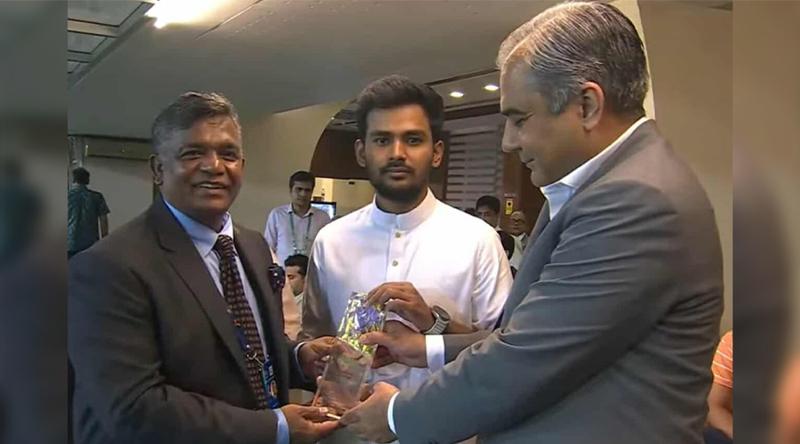 ক্রীড়া উপদেষ্টাকে স্মারক উপহার এসিসি চেয়ারম্যানের
