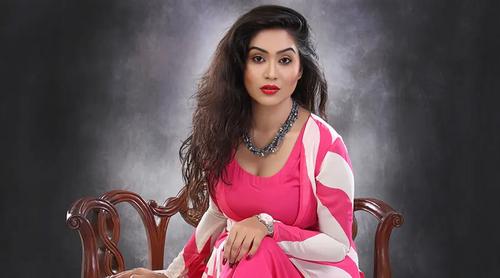 ক্ষমতা মানুষকে বানায় দানব : মম