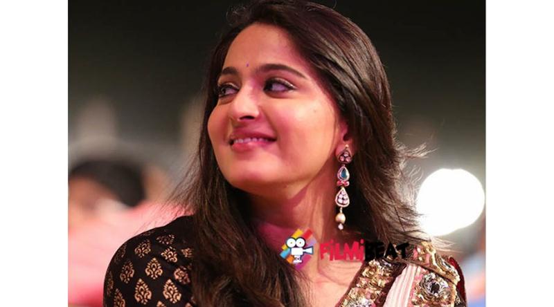 সড়কের বিলবোর্ডে আনুশকার খোলামেলা পোস্টার, এক সপ্তাহে ৪০ দুর্ঘটনা