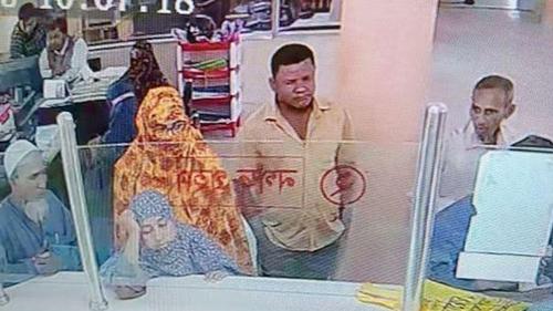 জাল নোট পাল্টে দেওয়ার কথা বলে ব্যাংক থেকে গ্রাহকের টাকা নিয়ে উধাও