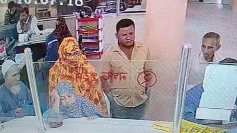 জাল নোট পাল্টে দেওয়ার কথা বলে ব্যাংক থেকে গ্রাহকের টাকা নিয়ে উধাও