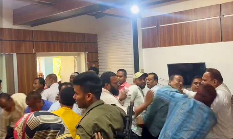 ইউএনও অফিসেই জামায়াত নেতাদের মারধর করলেন বিএনপি নেতাকর্মীরা