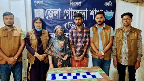 হাসপাতালের সামনে ইয়াবা বিক্রির সময় স্বামী-স্ত্রী গ্রেফতার