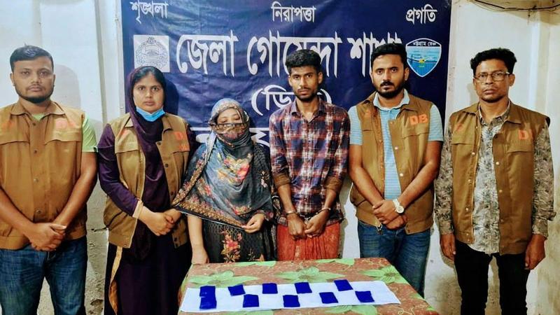 হাসপাতালের সামনে ইয়াবা বিক্রির সময় স্বামী-স্ত্রী গ্রেফতার