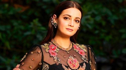 বাবা-মা-স্বামী ভিন্নধর্মের হলেও মুসলিম পদবী ব্যবহার করেন দিয়া!