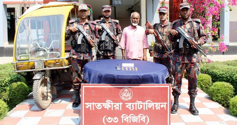 সাতক্ষীরায় ইজি বাইকে মিলল ১৫টি সোনার বার, গ্রেপ্তার ১