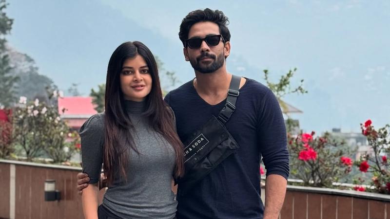 সিকিমে প্রেমিকের সঙ্গে একান্তে মধুমিতা