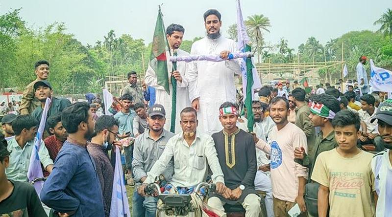 শতাধিক ভ্যানবহর নিয়ে এলাকায় ঢুকলেন আখতার হোসেন