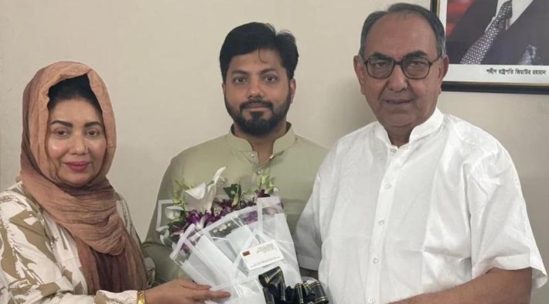 ইশরাককে ফুল দিয়ে অভিনন্দন জানালেন মির্জা আব্বাস