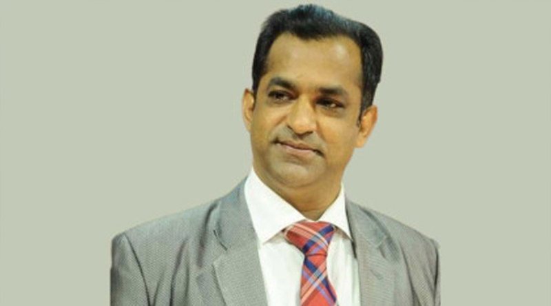 ঘি খেতে চাইলে চামচ দিয়ে ভদ্রভাবে খান, আঙুল বাঁকিয়ে কেন ?