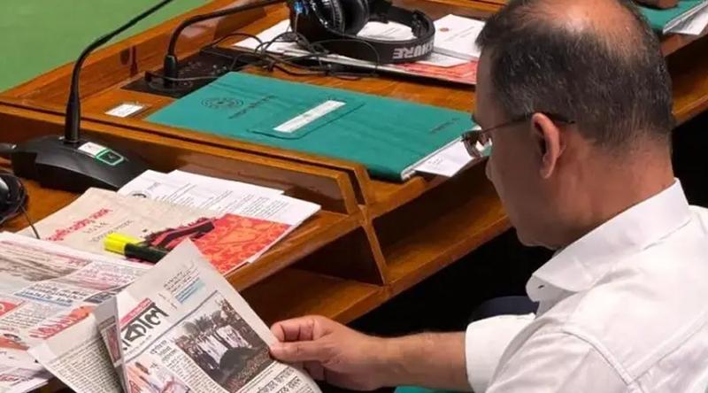 সংসদ অধিবেশনেও পত্রিকায় চোখ প্রধানমন্ত্রী তারেক রহমানের