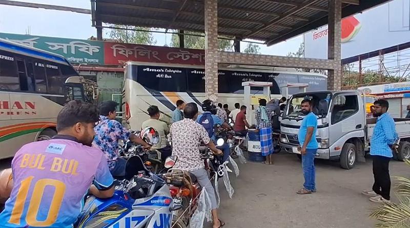 টাঙ্গাইলে জ্বালানি তেলের তীব্র সংকটে ভোগান্তি