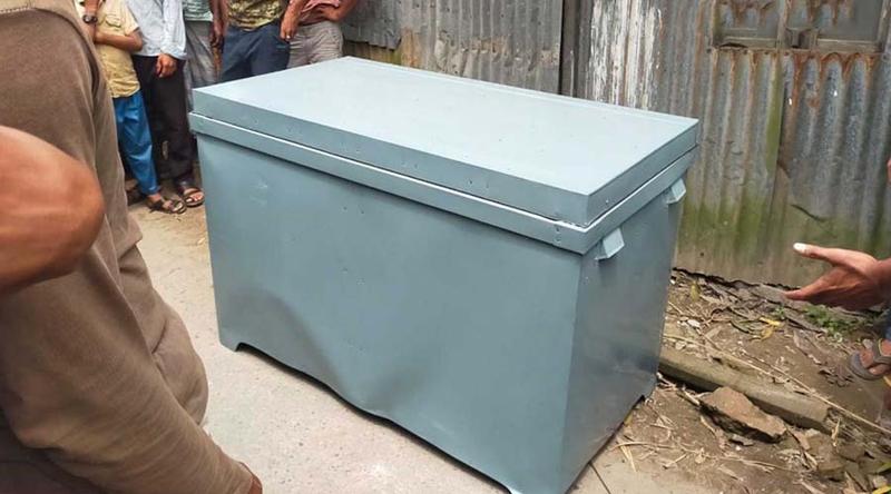 রাস্তায় ফেলে যাওয়া ট্রাংকে নারীর অর্ধগলিত লাশ