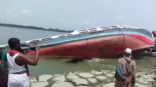 বরিশালে চরমোনাই ঘাটে লঞ্চডুবি