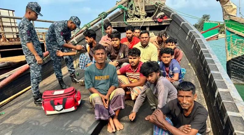 বঙ্গোপসাগরে বিকল ট্রলারসহ ১৫ জেলেকে উদ্ধার করল নৌবাহিনী