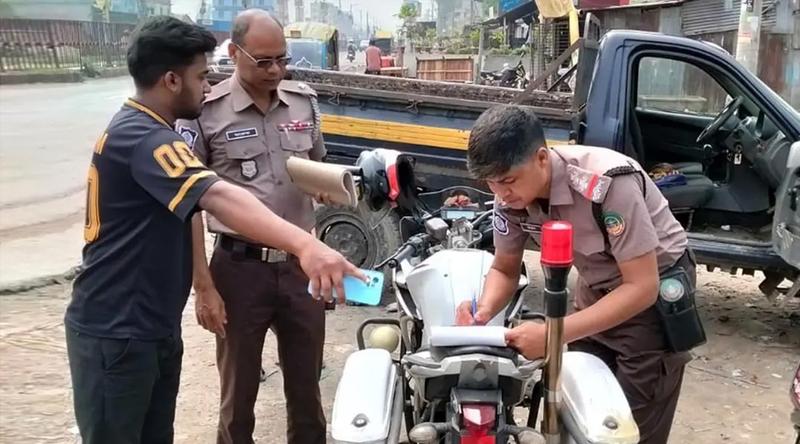 অবৈধ যানবাহন চলাচল বন্ধে ২৪ ঘণ্টায় ৬০ মামলা, আটক ৩২