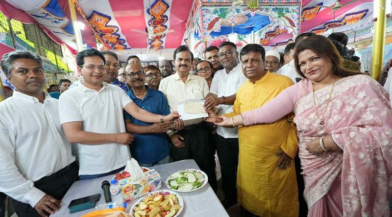 প্রধানমন্ত্রীর পক্ষ থেকে ঢাকা-১৭ আসনের ৪ মন্দিরে আর্থিক সহায়তা