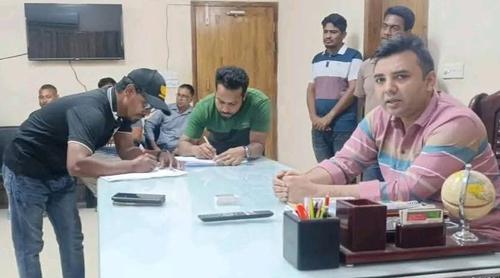 কুমিল্লায় ভিডিও করায় ২ সাংবাদিককে হাতকড়া পরিয়ে থানায় দিলেন এসি ল্যান্ড