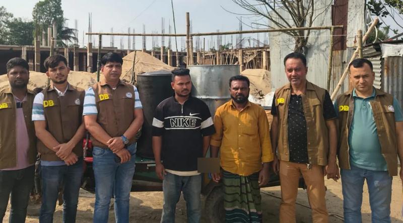 নরসিংদীতে চোরাই ডিজেলসহ বাবা-ছেলে গ্রেপ্তার