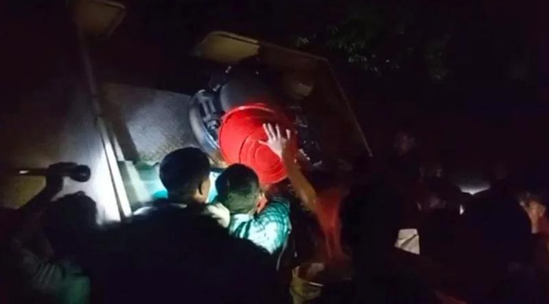 বালতি ভরে তেল নিচ্ছে স্থানীয়রা