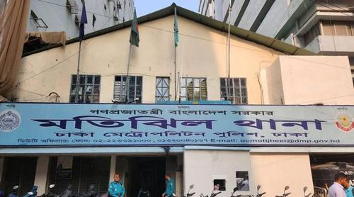 বায়তুল মোকাররম এলাকায় অভিযান চালিয়ে দেশীয় অস্ত্রসহ গ্রেপ্তার ৬