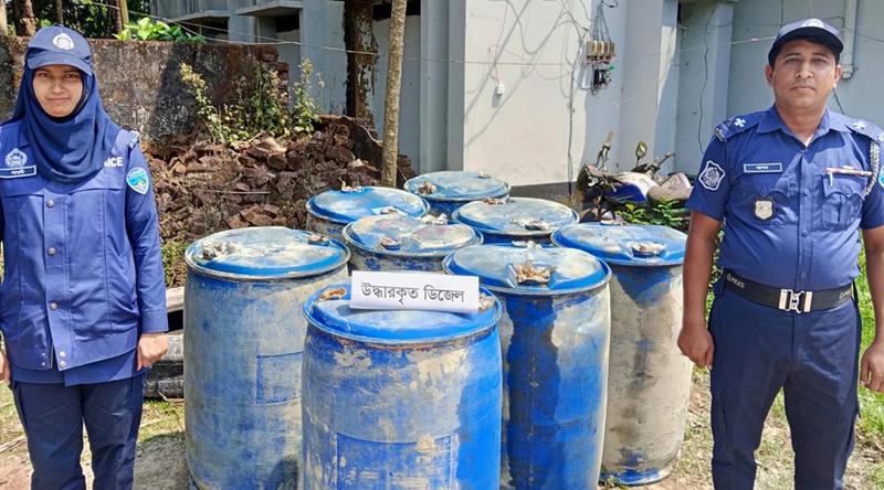 লক্ষ্মীপুরে খালে পড়ে থাকা ৮ ড্রাম ডিজেল জব্দ