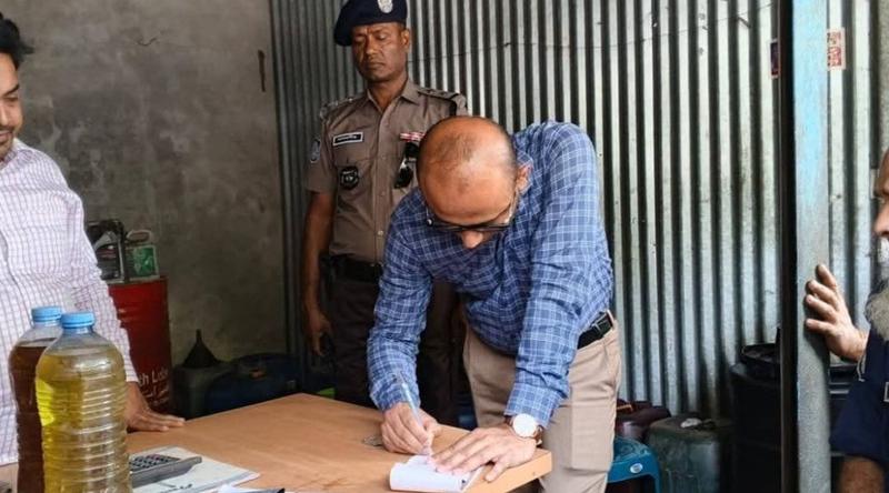 মানিকগঞ্জে ১১৬ টাকার তেল ১৬০ টাকায় বিক্রি, ব্যবসায়ীকে ৫০ হাজার টাকা জরিমানা