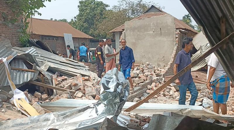 কুমিল্লায় দেয়াল ধসে ক্যাশিয়ারের মৃত্যু