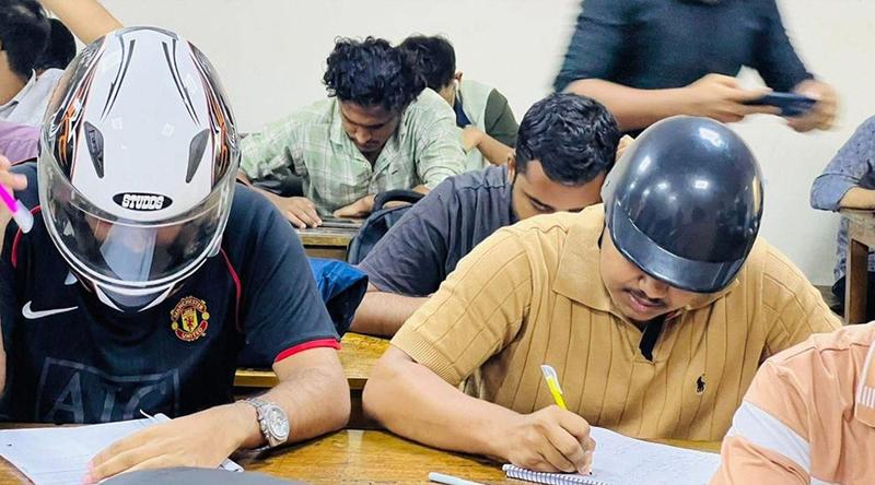 নিরাপত্তার শঙ্কায় হেলমেট পরে পরীক্ষার হলে জবি শিক্ষার্থীরা