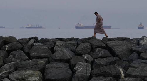 হরমুজ প্রণালিতে ইরানের অবরোধ, পারস্য উপসাগরে আটকা ২১৯০ জাহাজ