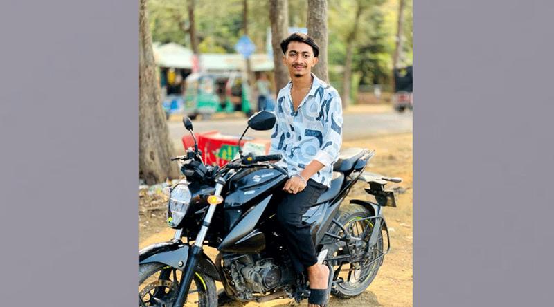 মোটরসাইকেলের তেল নিয়ে ফেরার পথে ট্রাকচাপায় যুবক নিহত