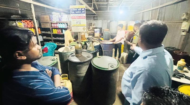 অবৈধভাবে তেল মজুত, ব্যবসায়ীকে ৫০ হাজার টাকা জরিমানা