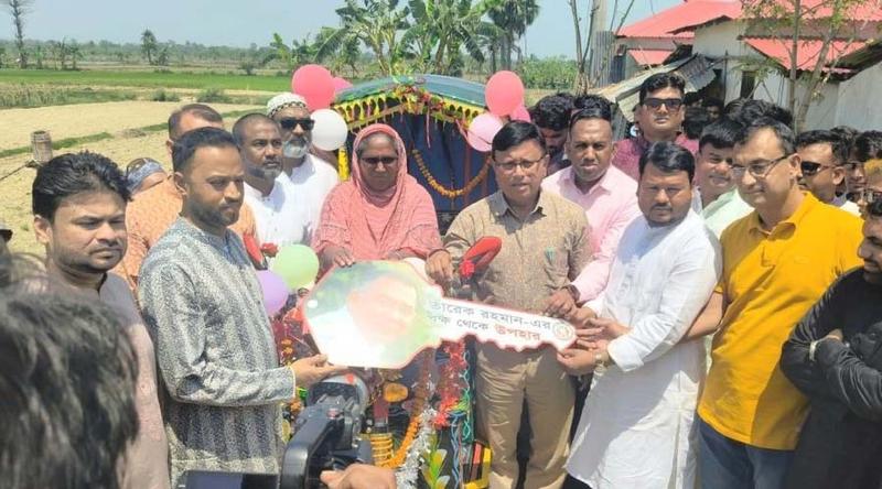 রাজশাহীর অসহায় টুলি বেগমের কাছে উপহার পাঠালেন প্রধানমন্ত্রী