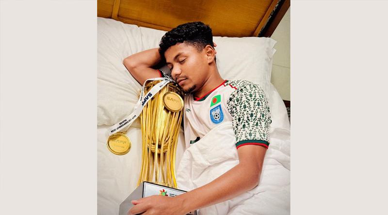 ট্রফি বুকে জড়িয়ে দেশে ফেরার অপেক্ষা মোরশেদ আলীর