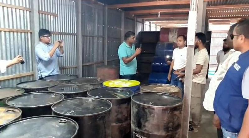 টাঙ্গাইলে অবৈধভাবে তেল মজুদ করায় ২ ব্যবসায়ীকে জরিমানা