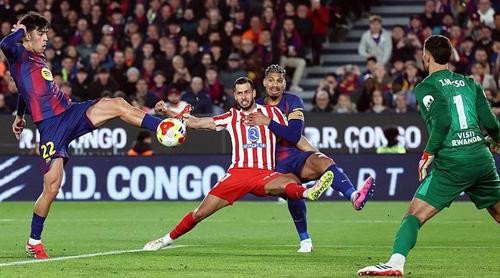 রাতে মুখোমুখি বার্সেলোনা-অ্যাটলেটিকো মাদ্রিদ