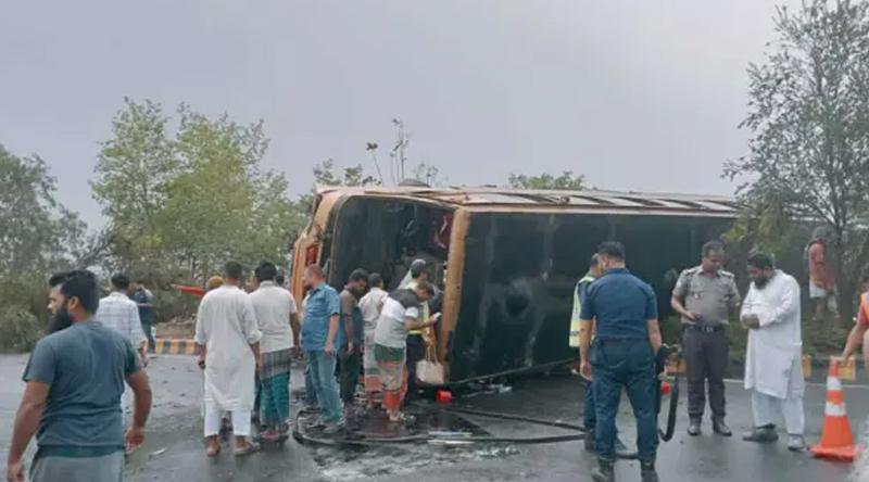 গোল্ডেন লাইন পরিবহনের বাস উল্টে আহত ১৫