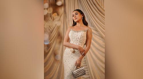 সাদা রঙের স্টাইলিশ গাউনে গ্ল্যামারাস লুকে মেহজাবীন