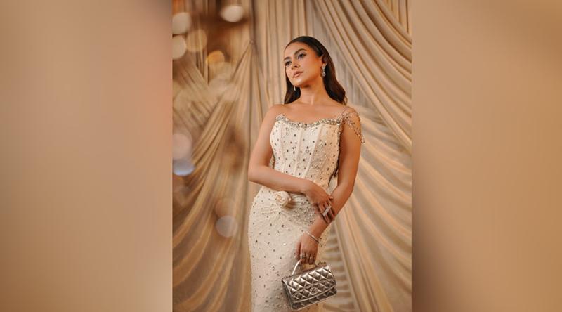 সাদা রঙের স্টাইলিশ গাউনে গ্ল্যামারাস লুকে মেহজাবীন