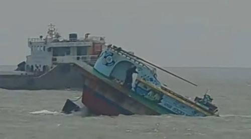 মেঘনায় লঞ্চের ধাক্কায় ডুবে গেল বালুবাহী বাল্কহেড