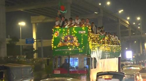 প্রথমবার ছাদখোলা বাসের সংবর্ধনা পেলেন সাফজয়ী ছেলেরা