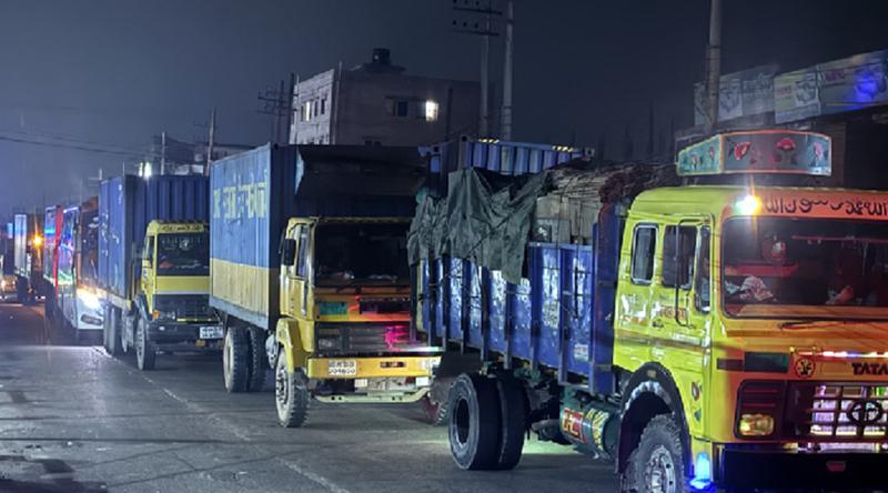 কুমিল্লায় মাঝরাতে মহাসড়ক বন্ধ করে দুই গ্রামের সংঘর্ষ