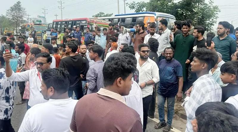 কুমিল্লায় ঢাকা-চট্টগ্রাম মহাসড়ক অবরোধ করে বিক্ষোভ