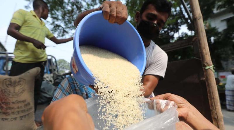 ১৫ টাকা কেজি দরে বছরের ছয় মাস চাল পাচ্ছে ৫৫ লাখ পরিবার