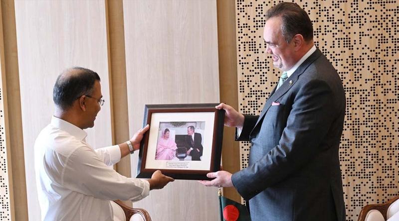 প্রধানমন্ত্রীকে জিয়া-খালেদার স্মৃতিময় ছবি উপহার মার্কিন রাষ্ট্রদূতের
