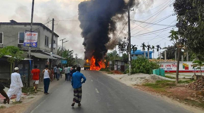 বরিশালে তেলবাহী ট্রাকে আগুন