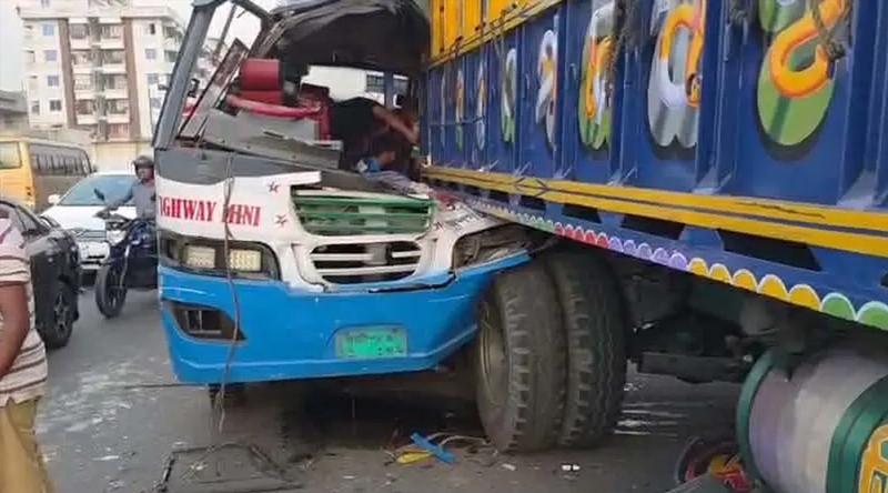 গাজীপুরে মালবাহী ট্রাকের পেছনে বাসের ধাক্কা, নিহত ২